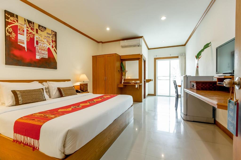 Postel nebo postele na pokoji v ubytování Loei Village Hotel