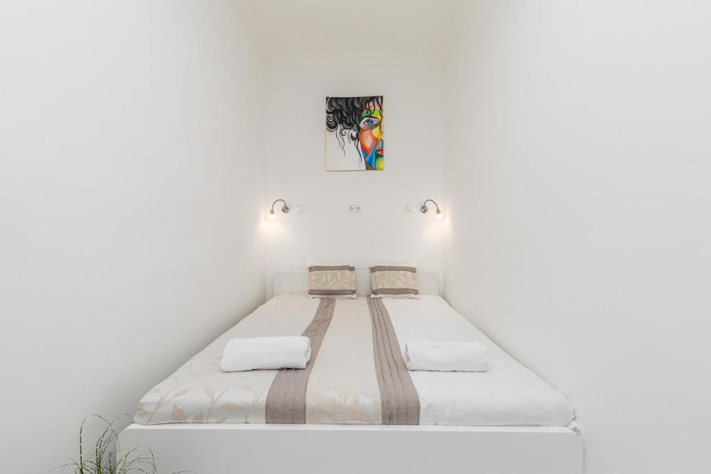 Posteľ alebo postele v izbe v ubytovaní Real Apartments Kertész II.