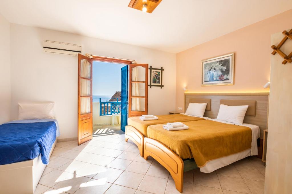 Postel nebo postele na pokoji v ubytování Arhontiko Hotel