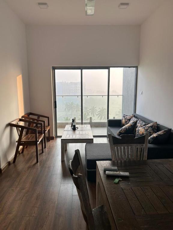 ein Wohnzimmer mit Sofa und Tisch in der Unterkunft Canterbury Golf Resort Apartments and Residencies by Home Lands Skyline in Gonapola