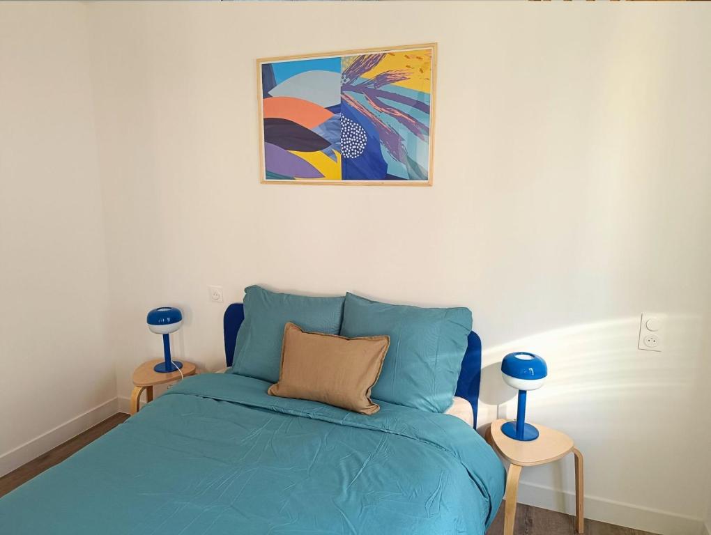 - une chambre dotée d'un lit bleu et d'une peinture murale dans l'établissement Proche de LA VILLETTE - Métro 7 à 1 min, à Pantin