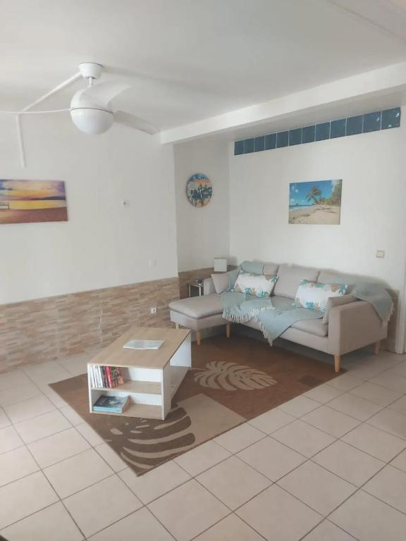Posezení v ubytování Appartement charmant à Sainte-Luce avec vue sur la montagne