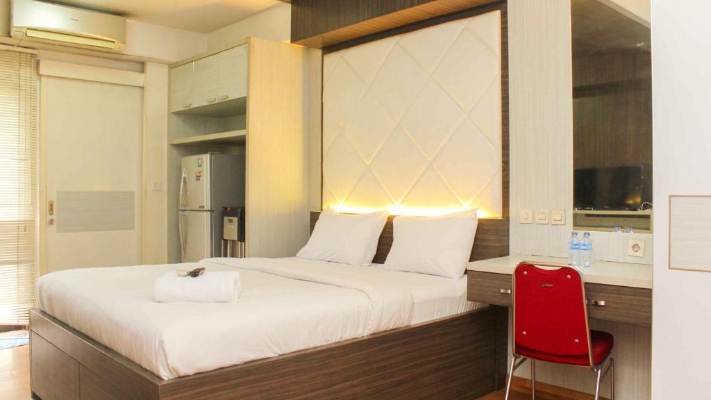 Katil atau katil-katil dalam bilik di Comfort Studio Apartment at Metropark Condominium Jababeka By Travelio