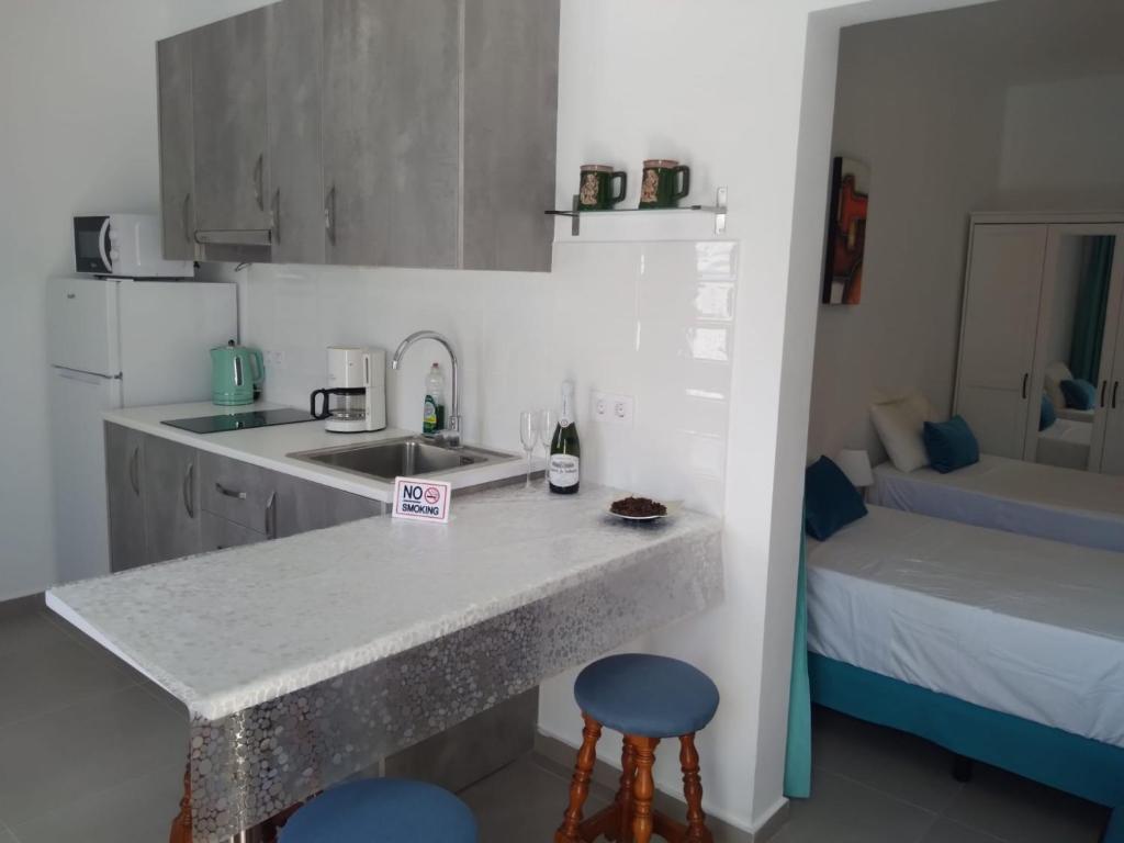 een keuken met een aanrecht, een wastafel en een bed bij Yumbo Rainbow Homes C in Maspalomas