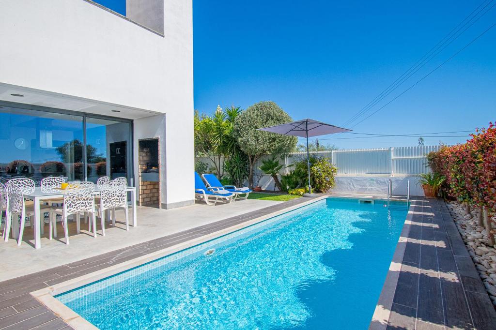 Casa Madeira - Spacious 4-Bedroom Villa with Private Pool