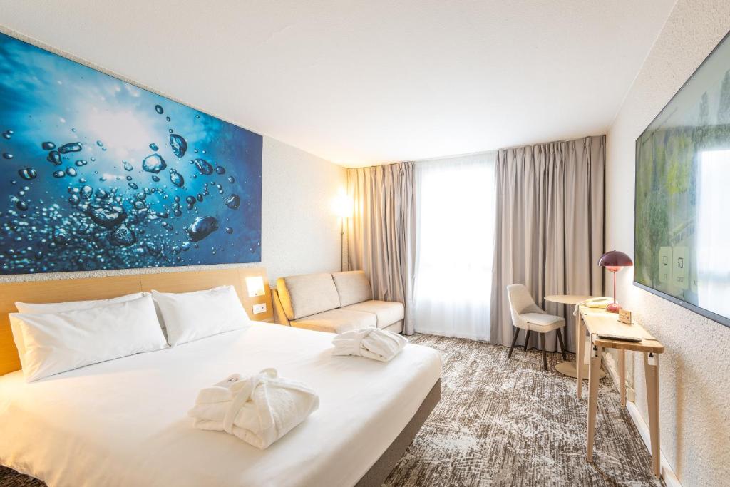 Postel nebo postele na pokoji v ubytování Novotel Grenoble Nord Voreppe