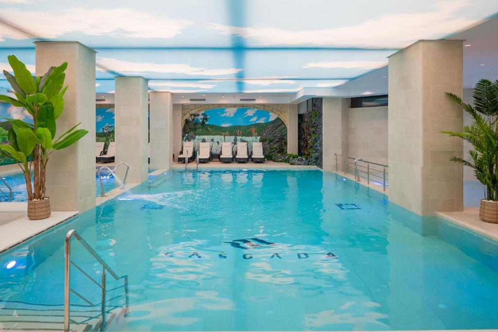 Bazén v ubytování Hotel Cascada BAILE OLANESTI nebo v jeho okolí