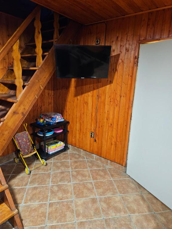 TV a/nebo společenská místnost v ubytování Chata Zelenka na Bobrovníku