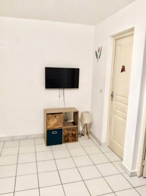 TV a/nebo společenská místnost v ubytování Appartement Anse-MitanTrois-Îlets, proche plage et loisirs