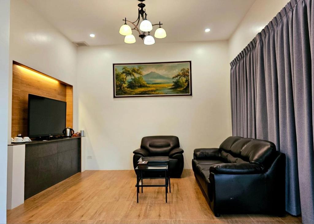 TV a/nebo společenská místnost v ubytování Sanaepatan Home Resort - เสน่ห์ป่าตาล โฮม รีสอร์ต