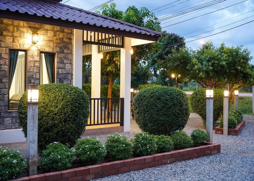 Zahrada ubytování Sanaepatan Home Resort - เสน่ห์ป่าตาล โฮม รีสอร์ต