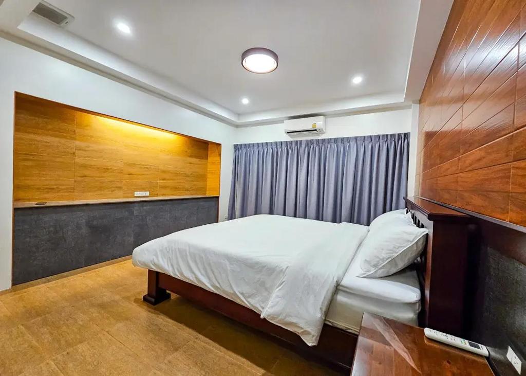 Postel nebo postele na pokoji v ubytování Sanaepatan Home Resort - เสน่ห์ป่าตาล โฮม รีสอร์ต