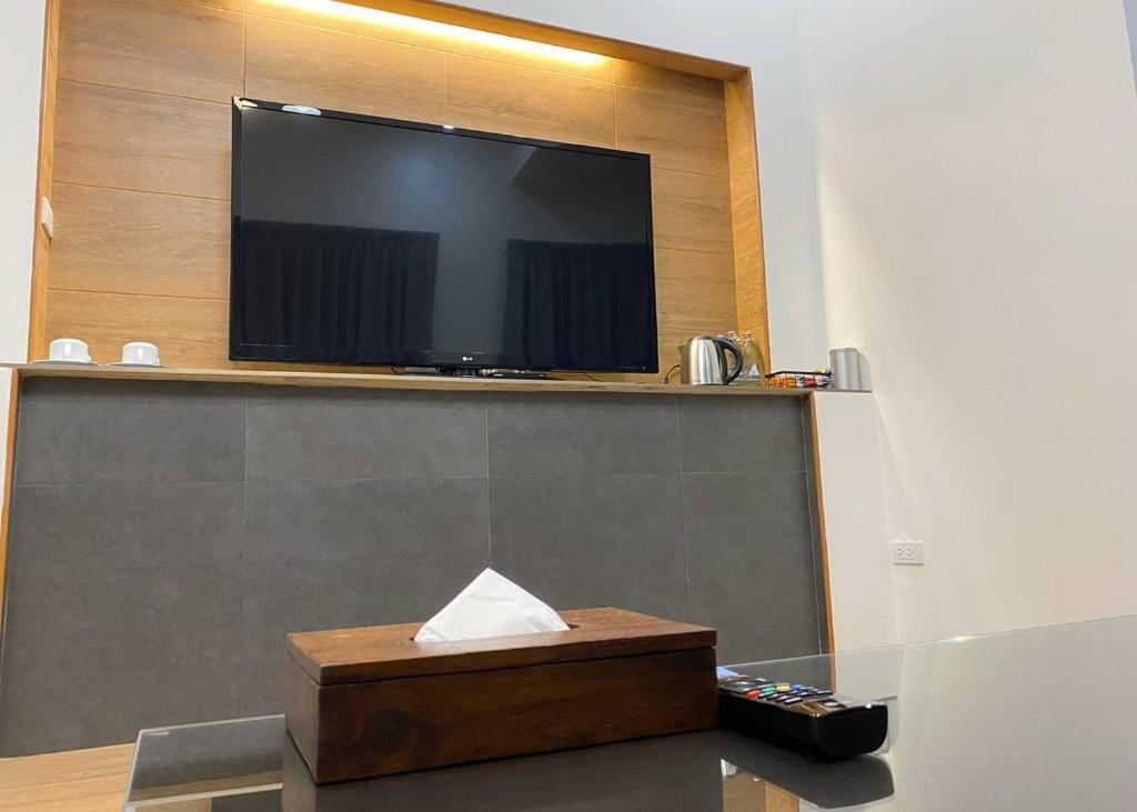 TV a/nebo společenská místnost v ubytování Sanaepatan Home Resort - เสน่ห์ป่าตาล โฮม รีสอร์ต