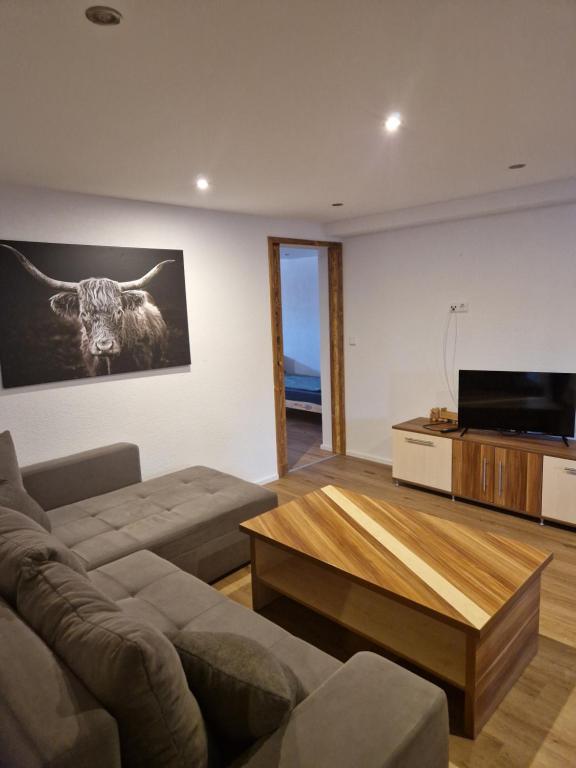 una sala de estar con un sofá y una mesa en Ferienwohnung Sonnenschein, en Ühlingen-Birkendorf