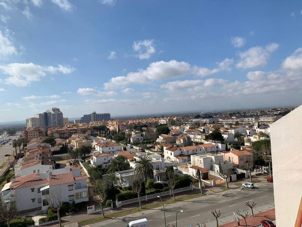 Nespecifikovaný výhled na destinaci Empuriabrava nebo výhled na město při pohledu z apartmánu