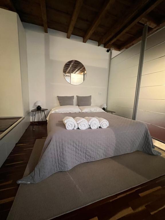 A bed or beds in a room at Antica corte Navigli-Darsena