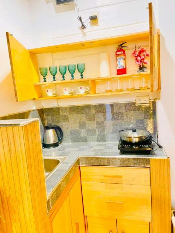 Kuchyň nebo kuchyňský kout v ubytování Subway House in Paranaque