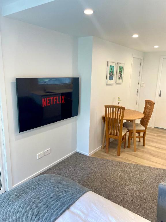 TV a/nebo společenská místnost v ubytování Moores Studio Retreat