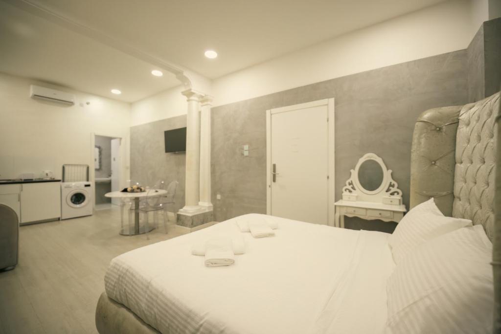 Postel nebo postele na pokoji v ubytování Sliema Central Iprime Suites
