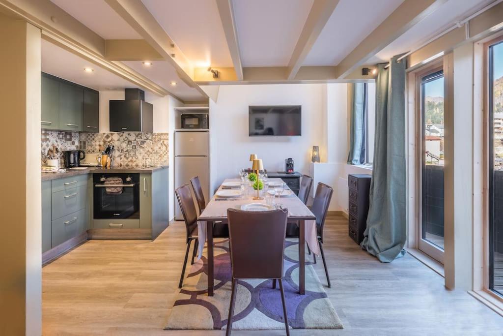 une cuisine et une salle à manger avec une table et des chaises dans l'établissement Ancolie - Beautiful apartment 6-people close to ski lifts - By Cozee Rentals, à Chamonix-Mont-Blanc