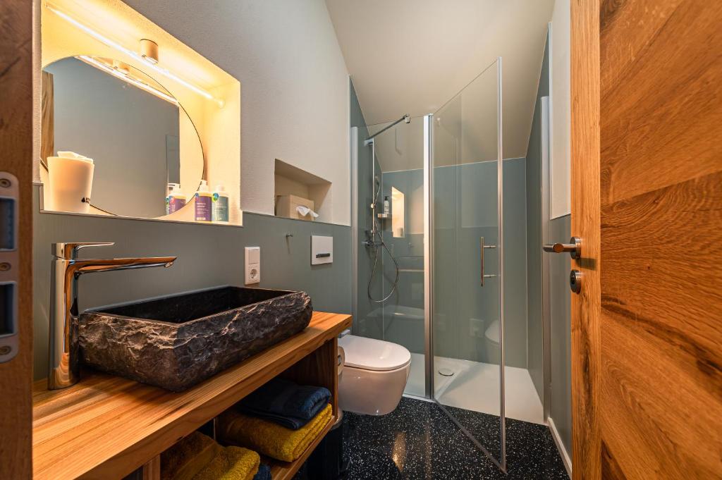 Koupelna v ubytování LindenGut Bio Hotel & Bio Herberge