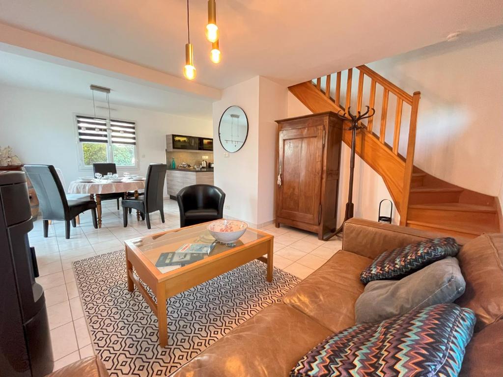 PlougoulmにあるMaison des Dunesのソファとテーブルのあるリビングルーム