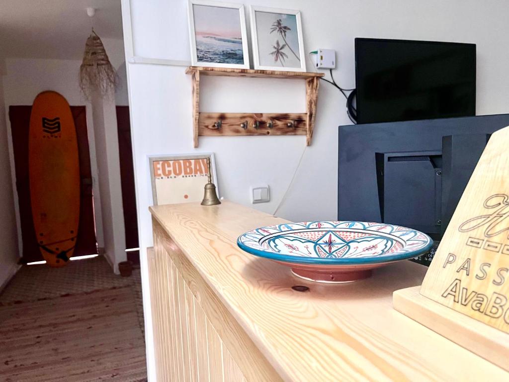 TV a/nebo společenská místnost v ubytování Eco Bay Surf House