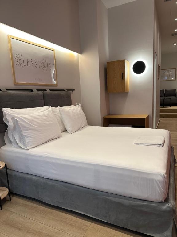 Postel nebo postele na pokoji v ubytování Belle Athenes - Luxury Rooms at Monastiraki Railway Station