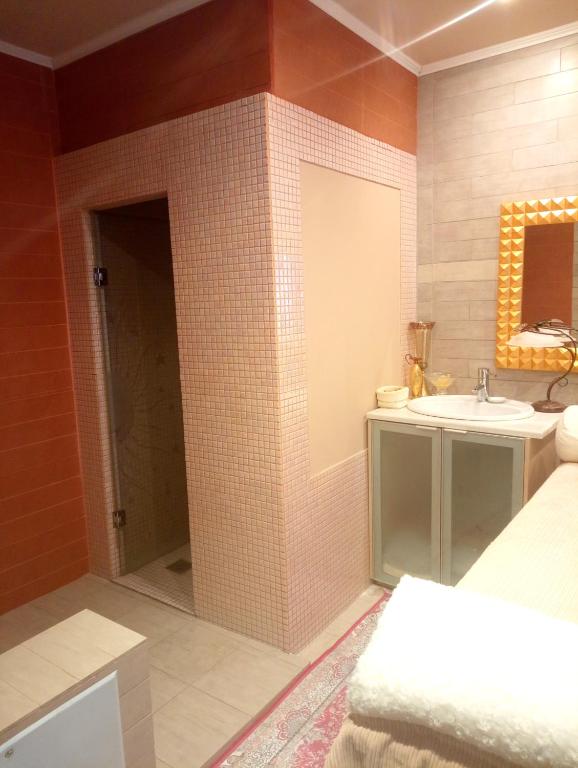 Postel nebo postele na pokoji v ubytování Evexia suite, central apartment