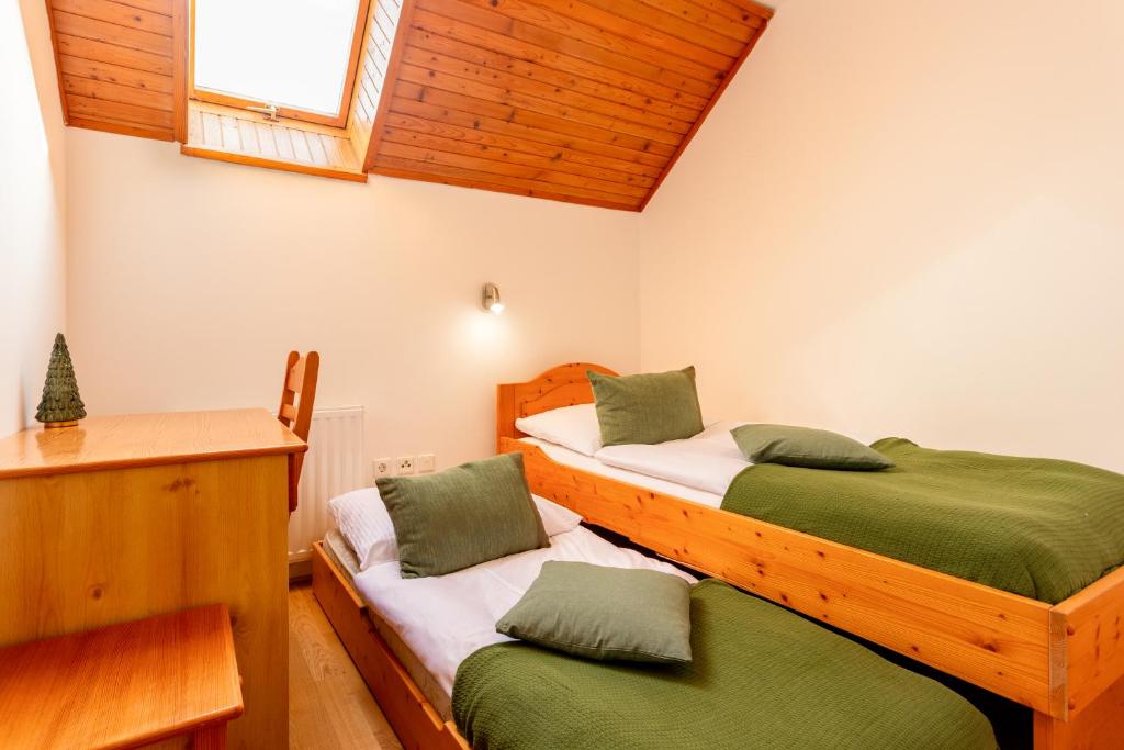 Postel nebo postele na pokoji v ubytování Pohorski Dom