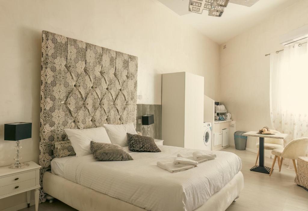 Postel nebo postele na pokoji v ubytování Sliema Central Iprime Suites