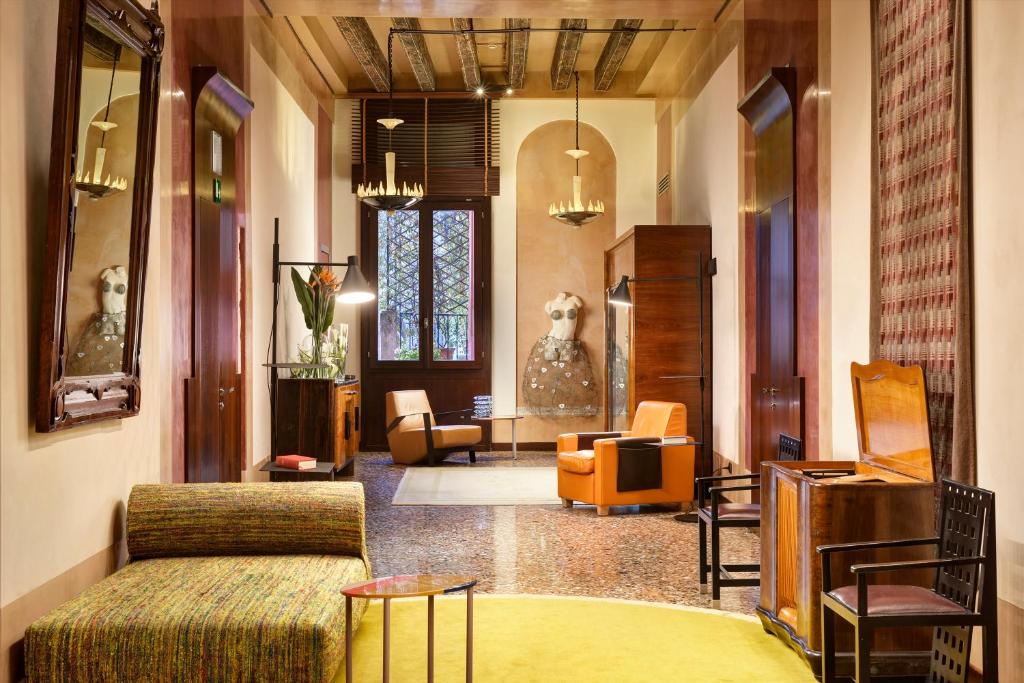 a living room with a couch and some chairs at Ca' Pisani Hotel in Venice