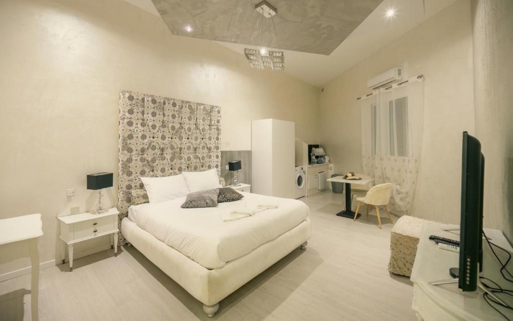 Postel nebo postele na pokoji v ubytování Sliema Central Iprime Suites