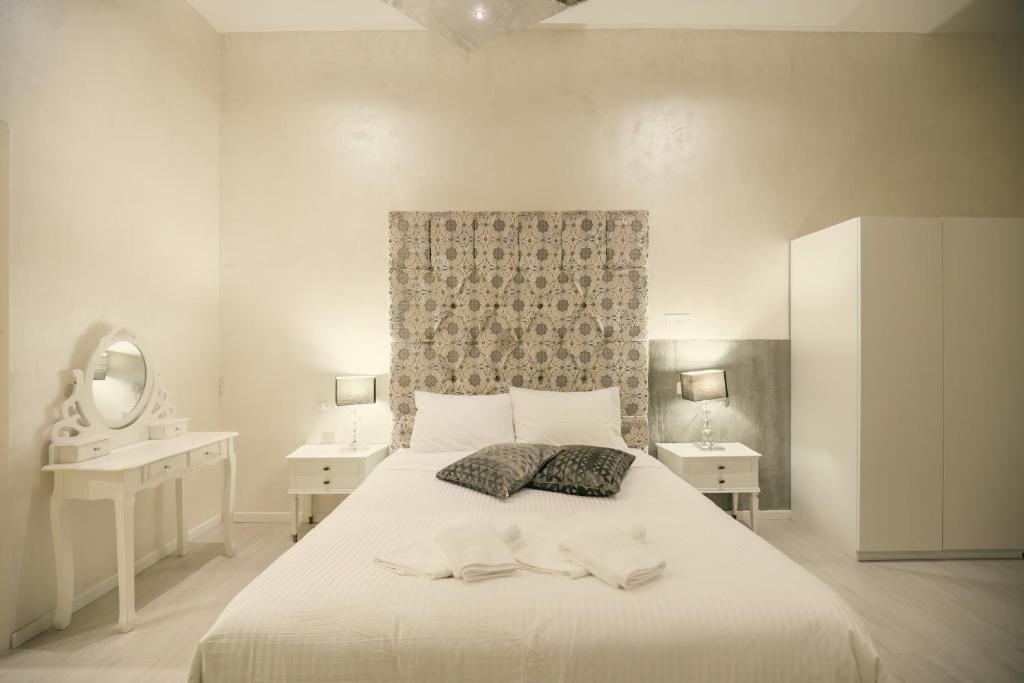 Postel nebo postele na pokoji v ubytování Sliema Central Iprime Suites