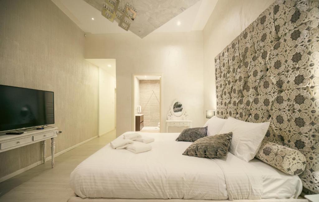 Postel nebo postele na pokoji v ubytování Sliema Central Iprime Suites