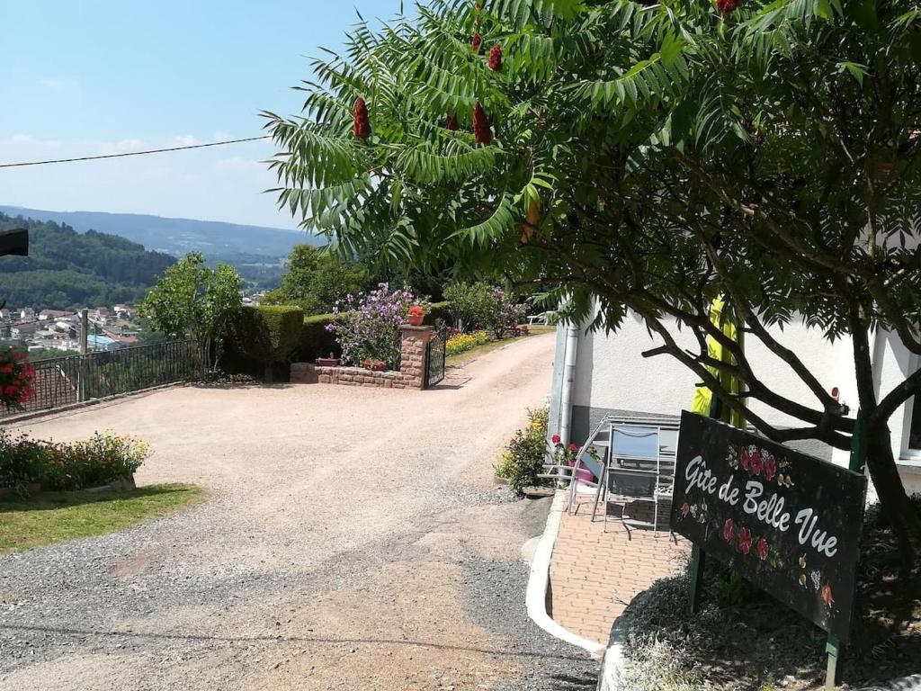 un panneau devant une maison avec un arbre dans l'établissement Gîte Vosges avec Terrasse, Parking, et WIFI - FR-1-589-690, à Plainfaing