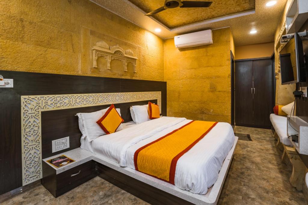 Postel nebo postele na pokoji v ubytování Hotel Prince-Near Jaisalmer Fort
