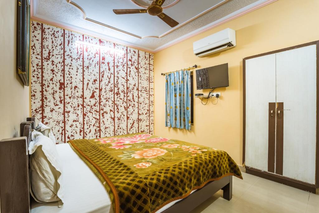 Postel nebo postele na pokoji v ubytování Hotel Prince-Near Jaisalmer Fort