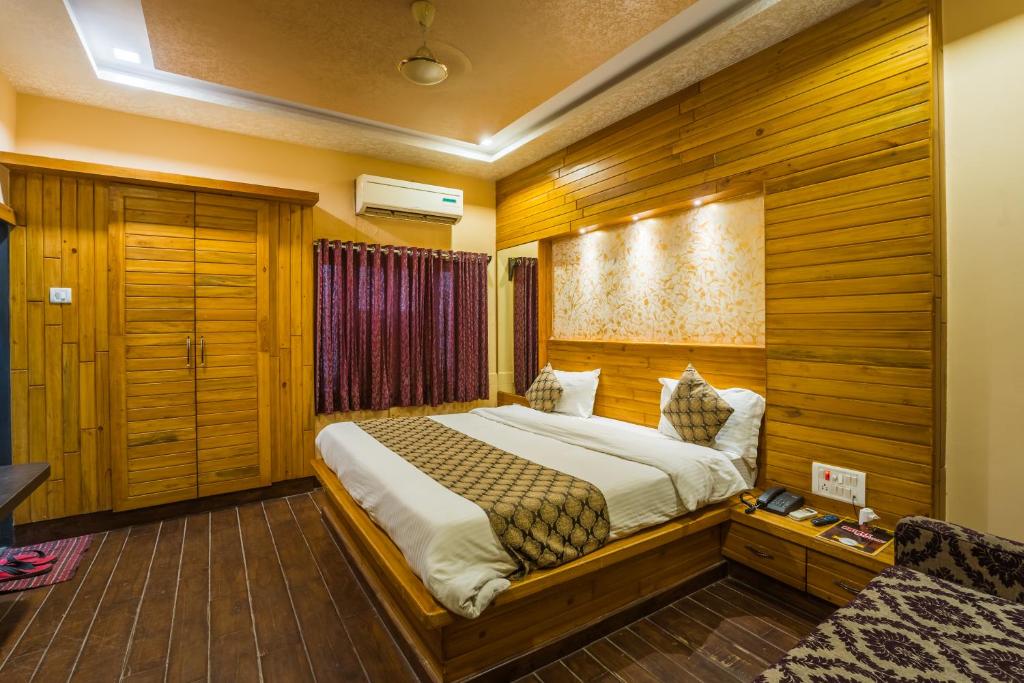 Postel nebo postele na pokoji v ubytování Hotel Prince-Near Jaisalmer Fort