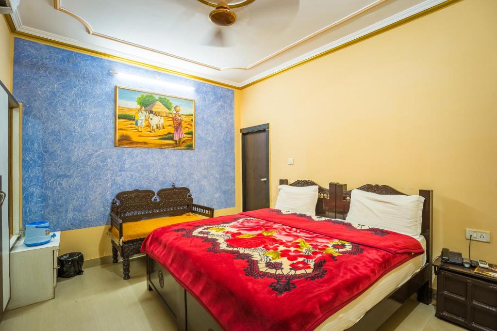 Postel nebo postele na pokoji v ubytování Hotel Prince-Near Jaisalmer Fort