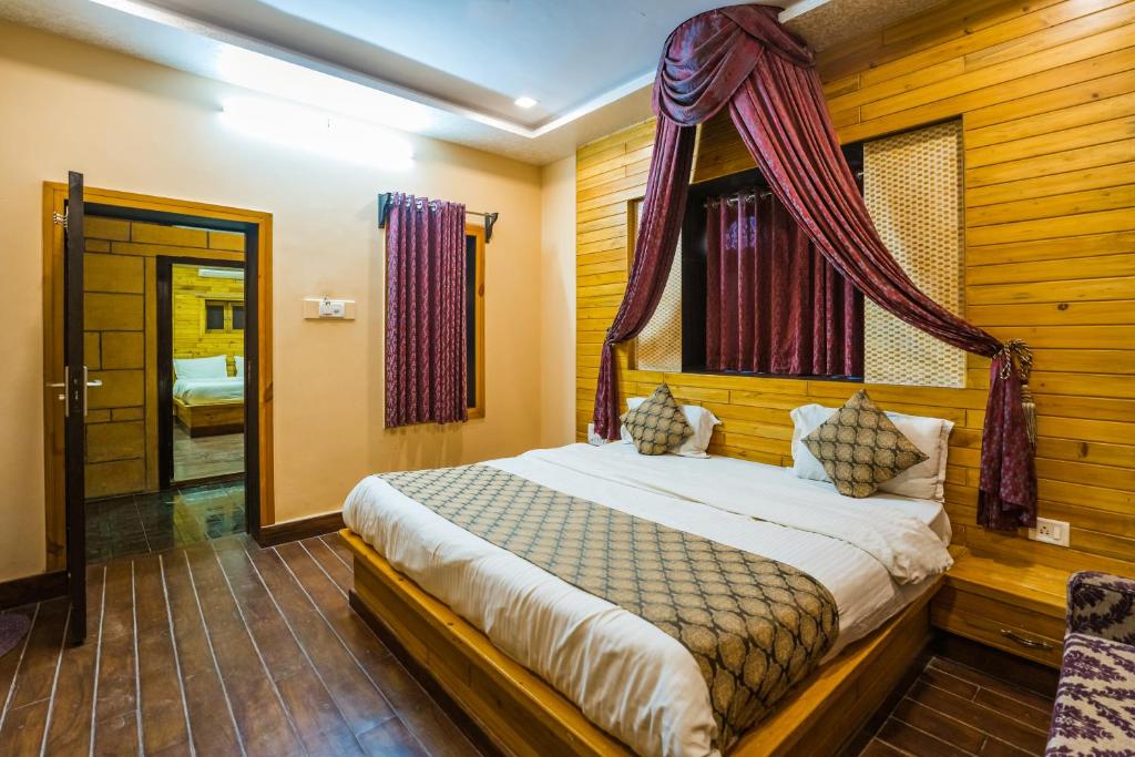 Postel nebo postele na pokoji v ubytování Hotel Prince-Near Jaisalmer Fort