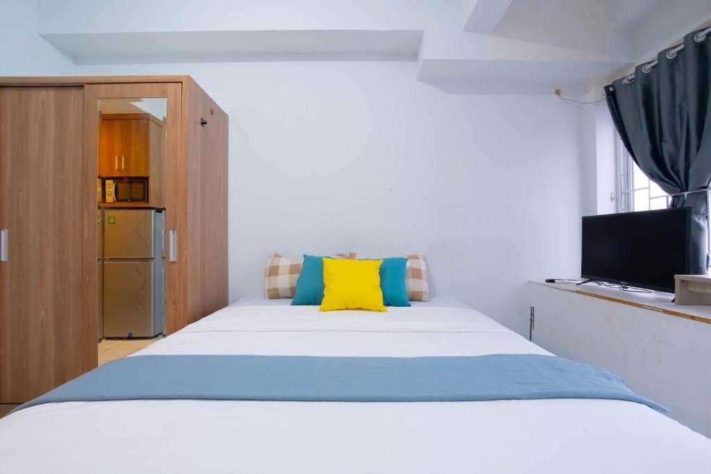 Postel nebo postele na pokoji v ubytování Apartemen Patraland Urbano Bekasi By Abdihome