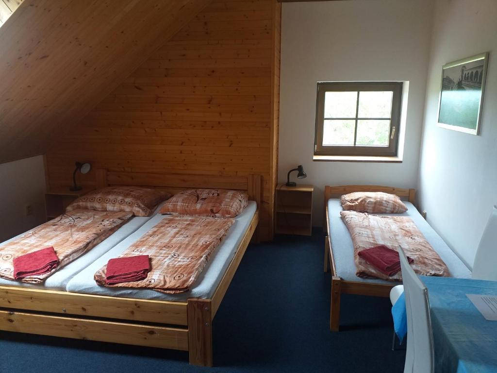 Postel nebo postele na pokoji v ubytování Penzion Na Majlantě