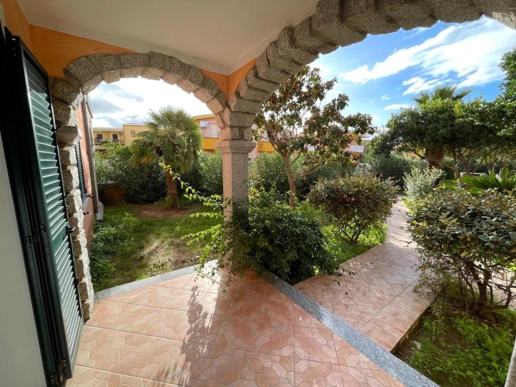 ヴァッレドーリアにあるAffittimoderni Valledoria - i 4 Moriのアーチ道付きのパティオの外の景色
