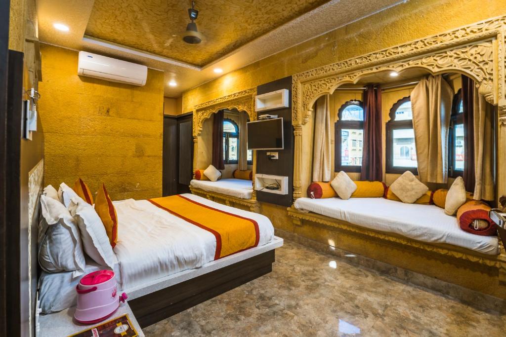 Postel nebo postele na pokoji v ubytování Hotel Prince-Near Jaisalmer Fort