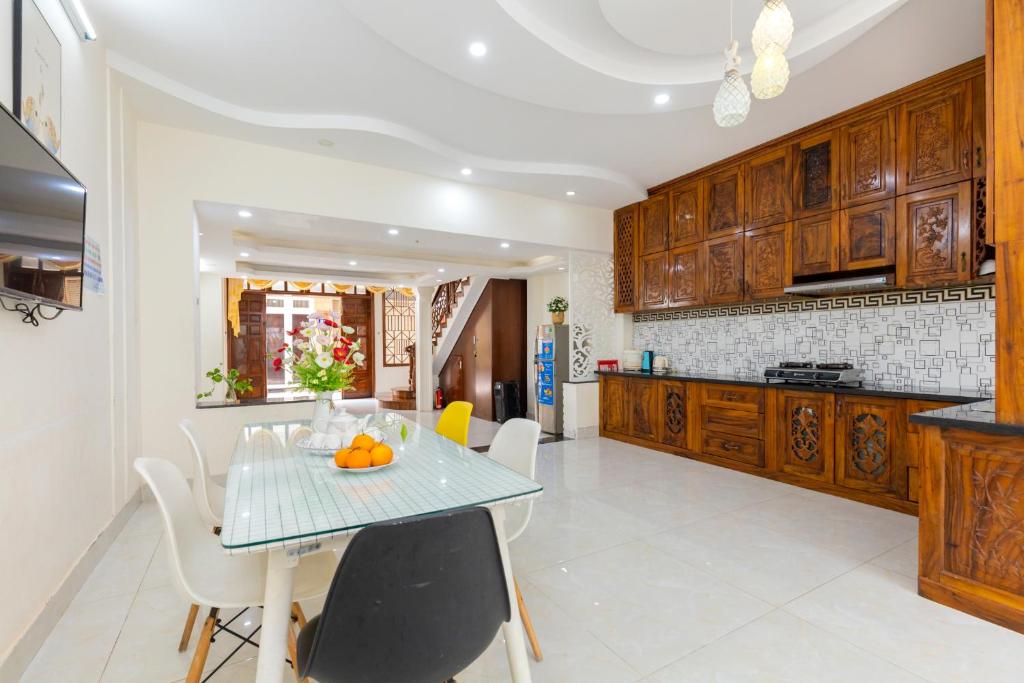Kuchyň nebo kuchyňský kout v ubytování Homestay Bãi Sau - 5 phòng ngủ - 30 Võ Thị Sáu - Free karaoke