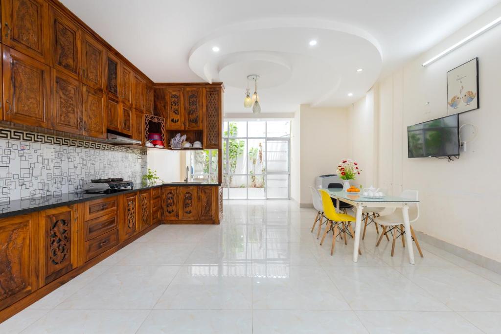 Kuchyň nebo kuchyňský kout v ubytování Homestay Bãi Sau - 5 phòng ngủ - 30 Võ Thị Sáu - Free karaoke