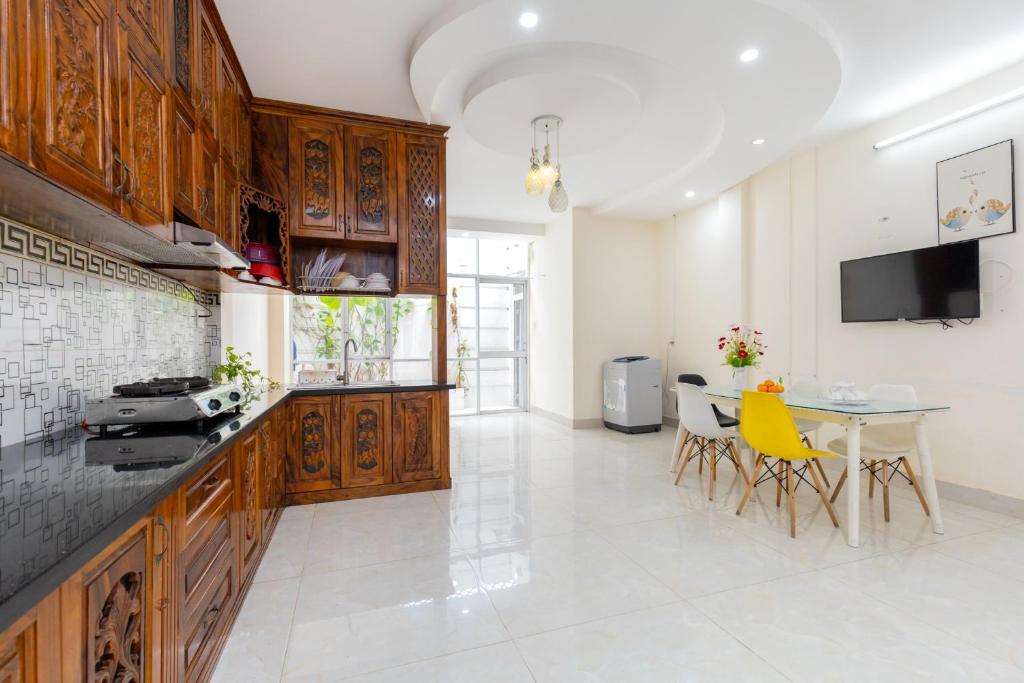 Kuchyň nebo kuchyňský kout v ubytování Homestay Bãi Sau - 5 phòng ngủ - 30 Võ Thị Sáu - Free karaoke
