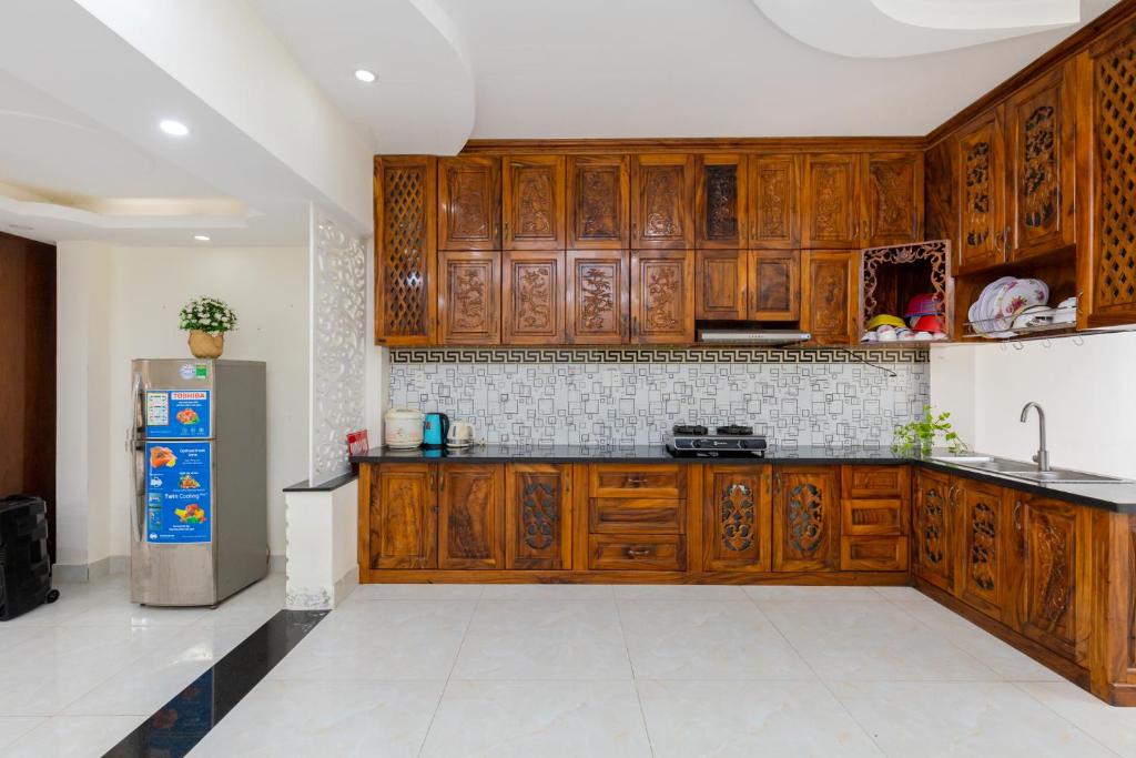 Kuchyň nebo kuchyňský kout v ubytování Homestay Bãi Sau - 5 phòng ngủ - 30 Võ Thị Sáu - Free karaoke