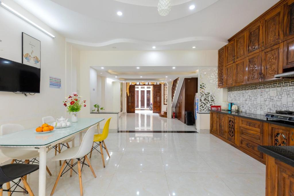 Kuchyň nebo kuchyňský kout v ubytování Homestay Bãi Sau - 5 phòng ngủ - 30 Võ Thị Sáu - Free karaoke